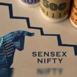 मुंबई स्थित बीएसई भवन के सामने तेजी और गिरावट दर्शाता सेंसेक्स ग्राफ।