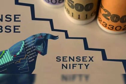 मुंबई स्थित बीएसई भवन के सामने तेजी और गिरावट दर्शाता सेंसेक्स ग्राफ।