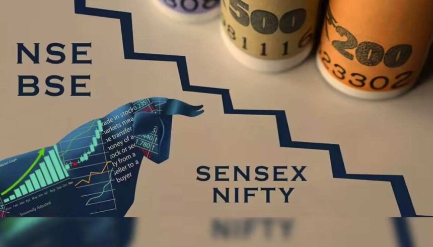 मुंबई स्थित बीएसई भवन के सामने तेजी और गिरावट दर्शाता सेंसेक्स ग्राफ।