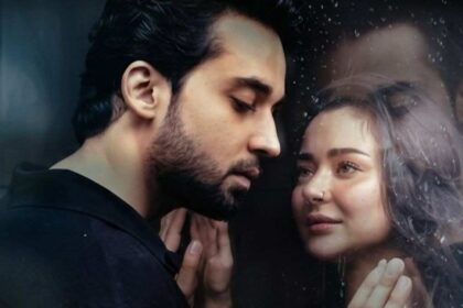 मेरी जिंदगी है तू के मुख्य कलाकार बिलाल अब्बास खान और हानिया आमिर का रोमांटिक दृश्य।