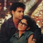 सिनेमा हॉल के बाहर फिल्म ‘डू दीवाने शहर में’ का पोस्टर और बॉक्स ऑफिस कलेक्शन ग्राफ।