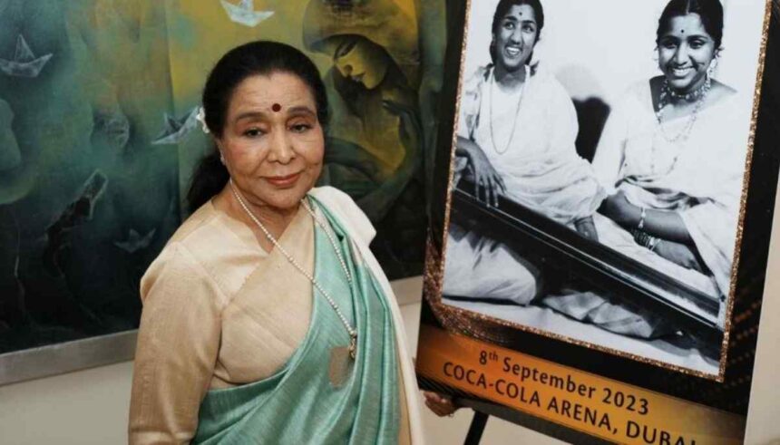 आशा भोसले स्टेज पर परफॉर्म करती हुईं, भारतीय संगीत की महान गायिका