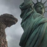 Godzilla Minus Zero फिल्म का पोस्टर जिसमें गॉडजिला शहर पर हमला करते हुए दिख रहा है