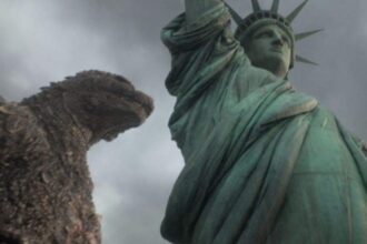 Godzilla Minus Zero फिल्म का पोस्टर जिसमें गॉडजिला शहर पर हमला करते हुए दिख रहा है