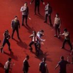 Ikatan Darah फिल्म का एक्शन सीन जिसमें मुख्य किरदार लड़ाई करते हुए दिख रहे हैं