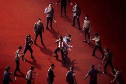 Ikatan Darah फिल्म का एक्शन सीन जिसमें मुख्य किरदार लड़ाई करते हुए दिख रहे हैं