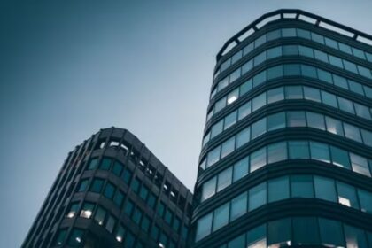 RMZ द्वारा भारत में डेटा सेंटर और AI इंफ्रास्ट्रक्चर के लिए बड़े निवेश की योजना का विज़ुअल