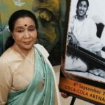 आशा भोसले स्टेज पर परफॉर्म करती हुईं, भारतीय संगीत की महान गायिका