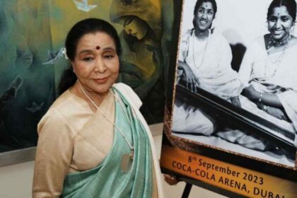 आशा भोसले स्टेज पर परफॉर्म करती हुईं, भारतीय संगीत की महान गायिका