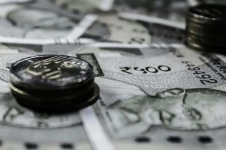 शेयर बाजार गिरावट के बीच विदेशी निवेशकों की बिकवाली को दर्शाता ग्राफ