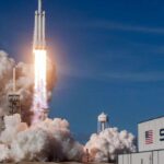 Elon Musk की SpaceX रॉकेट लॉन्च और Nasdaq स्टॉक मार्केट स्क्रीन का प्रतीकात्मक चित्र