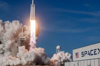 Elon Musk की SpaceX रॉकेट लॉन्च और Nasdaq स्टॉक मार्केट स्क्रीन का प्रतीकात्मक चित्र