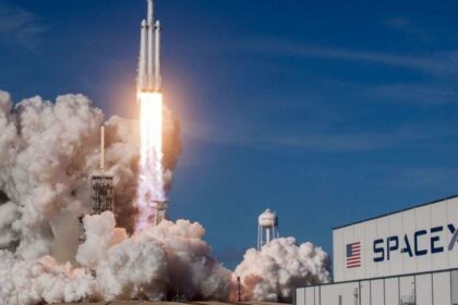 Elon Musk की SpaceX रॉकेट लॉन्च और Nasdaq स्टॉक मार्केट स्क्रीन का प्रतीकात्मक चित्र