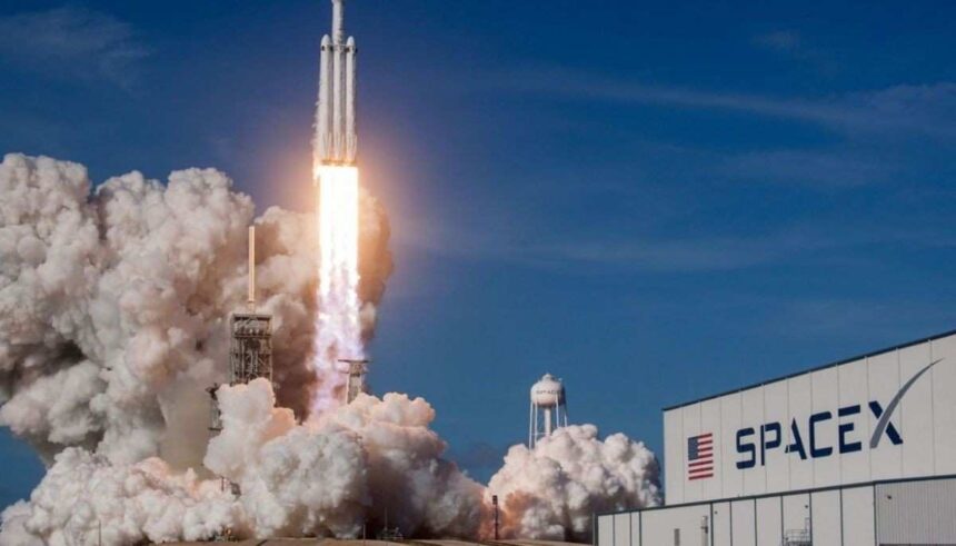 Elon Musk की SpaceX रॉकेट लॉन्च और Nasdaq स्टॉक मार्केट स्क्रीन का प्रतीकात्मक चित्र