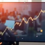 शेयर बाजार में multibagger stocks और survivorship bias को दर्शाता ग्राफिकल चित्र
