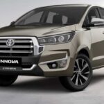 2026 Toyota Innova Crysta Facelift का फ्रंट डिजाइन, नई ग्रिल और प्रीमियम लुक के साथ।
