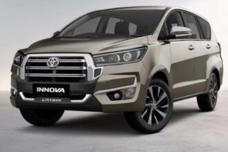 2026 Toyota Innova Crysta Facelift का फ्रंट डिजाइन, नई ग्रिल और प्रीमियम लुक के साथ।