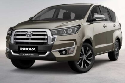 2026 Toyota Innova Crysta Facelift का फ्रंट डिजाइन, नई ग्रिल और प्रीमियम लुक के साथ।