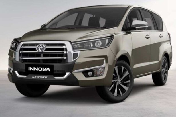 2026 Toyota Innova Crysta Facelift का फ्रंट डिजाइन, नई ग्रिल और प्रीमियम लुक के साथ।