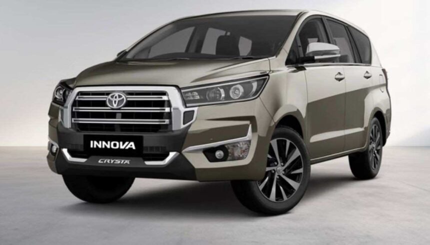 2026 Toyota Innova Crysta Facelift का फ्रंट डिजाइन, नई ग्रिल और प्रीमियम लुक के साथ।