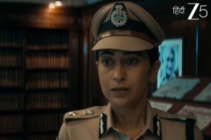 ब्राउन ट्रेलर में करिश्मा कपूर पुलिस अफसर रीटा ब्राउन के रूप में मर्डर मिस्ट्री की जांच करती हुई।
