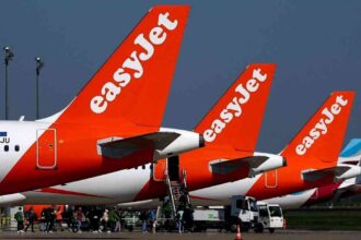 EasyJet विमान की तस्वीर, Castlelake द्वारा संभावित अधिग्रहण की खबर के बाद शेयरों में तेजी