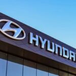 चेन्नई स्थित Hyundai प्लांट में इलेक्ट्रिक वाहन निर्माण की तैयारी करते कर्मचारी और आधुनिक उत्पादन लाइन।