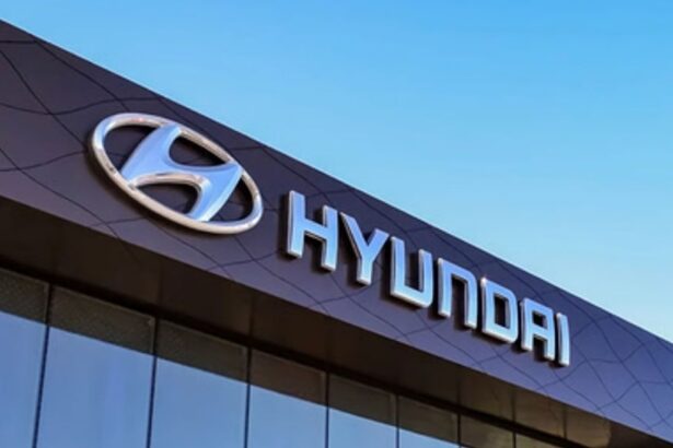 चेन्नई स्थित Hyundai प्लांट में इलेक्ट्रिक वाहन निर्माण की तैयारी करते कर्मचारी और आधुनिक उत्पादन लाइन।