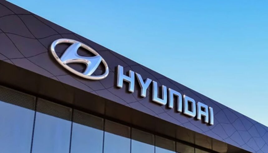 चेन्नई स्थित Hyundai प्लांट में इलेक्ट्रिक वाहन निर्माण की तैयारी करते कर्मचारी और आधुनिक उत्पादन लाइन।
