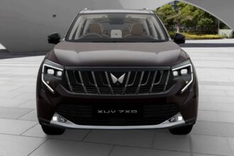 Mahindra XUV7XO AX बेस वेरिएंट का एक्सटीरियर और इंटीरियर फीचर्स दिखाती हुई तस्वीर।