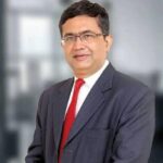 NSE CEO आशीष चौहान बिजनेस ग्रोथ, कंपनी लिस्टिंग और शेयर बाजार पर संबोधित करते हुए।