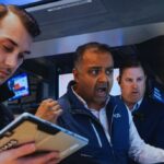अमेरिकी शेयर बाजार में गिरावट दर्शाता ग्राफ, S&P 500 और Nasdaq इंडेक्स लाल निशान में कारोबार करते हुए।