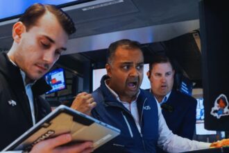 अमेरिकी शेयर बाजार में गिरावट दर्शाता ग्राफ, S&P 500 और Nasdaq इंडेक्स लाल निशान में कारोबार करते हुए।