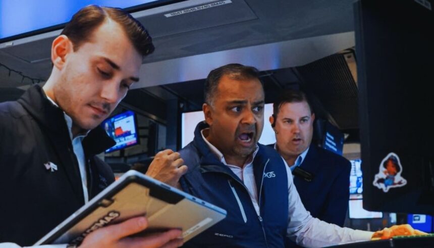 अमेरिकी शेयर बाजार में गिरावट दर्शाता ग्राफ, S&P 500 और Nasdaq इंडेक्स लाल निशान में कारोबार करते हुए।