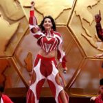 FIFA World Cup कनाडा उद्घाटन समारोह में स्टेज पर परफॉर्म करती हुईं Nora Fatehi और अन्य कलाकार।