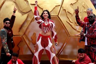 FIFA World Cup कनाडा उद्घाटन समारोह में स्टेज पर परफॉर्म करती हुईं Nora Fatehi और अन्य कलाकार।