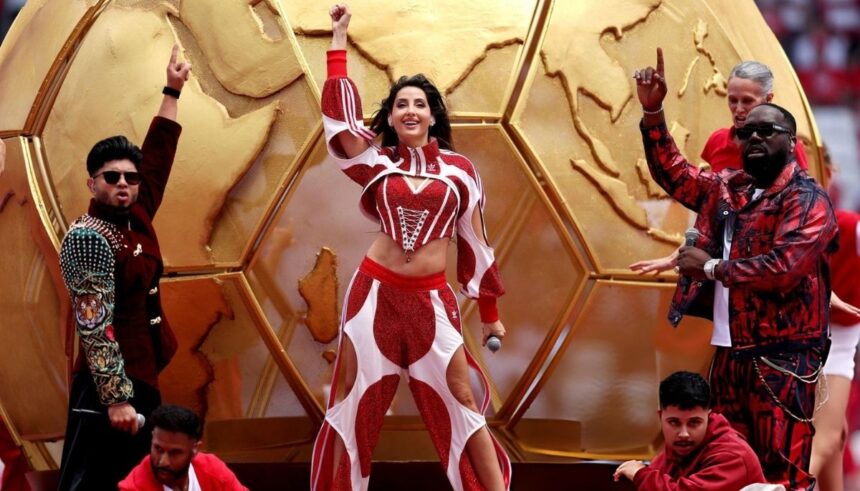 FIFA World Cup कनाडा उद्घाटन समारोह में स्टेज पर परफॉर्म करती हुईं Nora Fatehi और अन्य कलाकार।