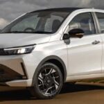 नई Tata Tiago Pure+ मिड वेरिएंट कार का फ्रंट और साइड प्रोफाइल, जिसमें प्रीमियम फीचर्स और आधुनिक डिजाइन दिखाई दे रही है।